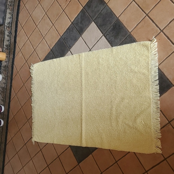 Vintage Yellow Chenille Textured 27.5"×48" Door, Kitchen, Bath, Bed Rug w Fringe - Picture 2 of 8